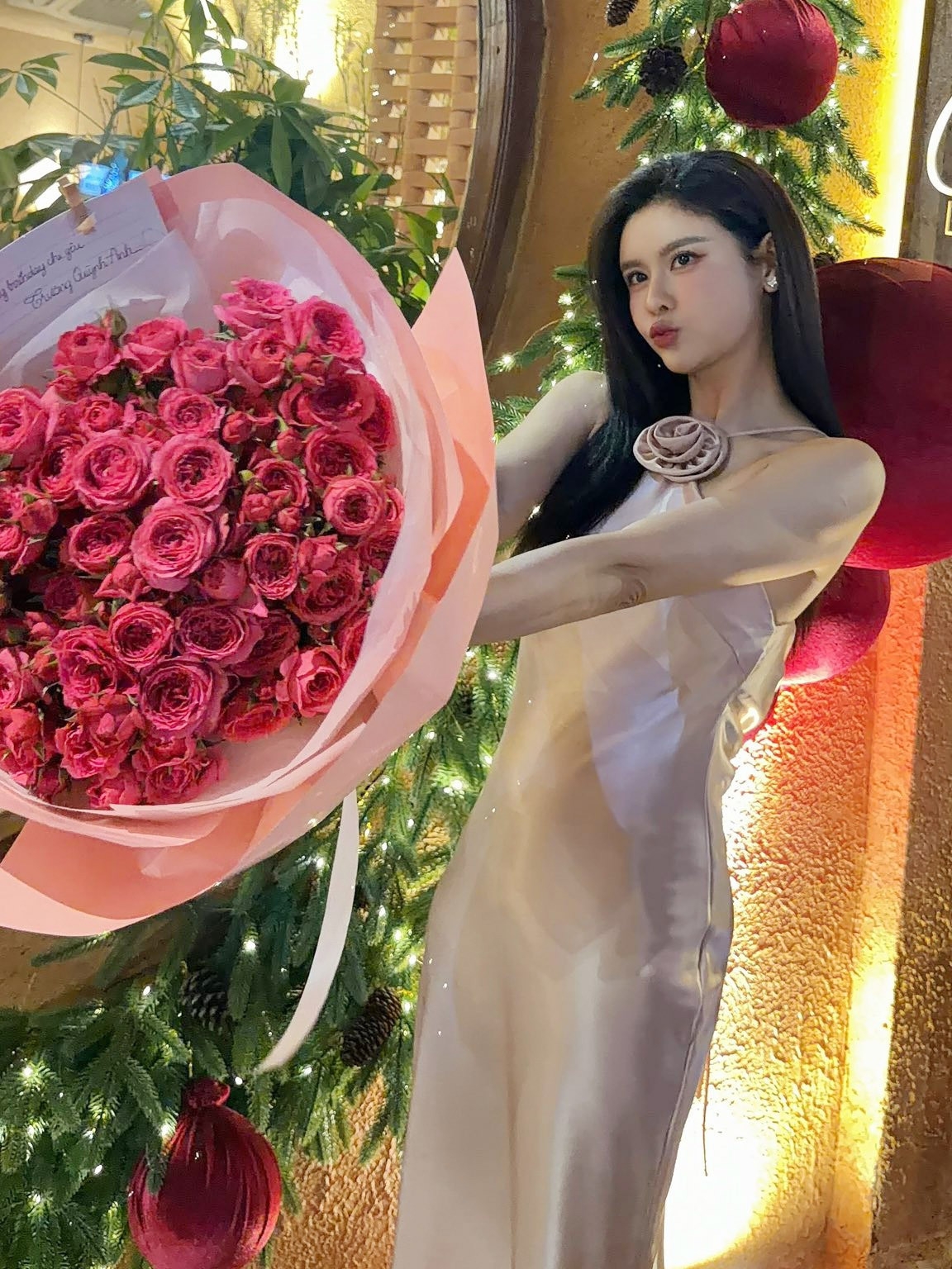 sao viet 23 1 hoa hau luong thuy linh du dam cuoi phuong nhi hinh anh 4