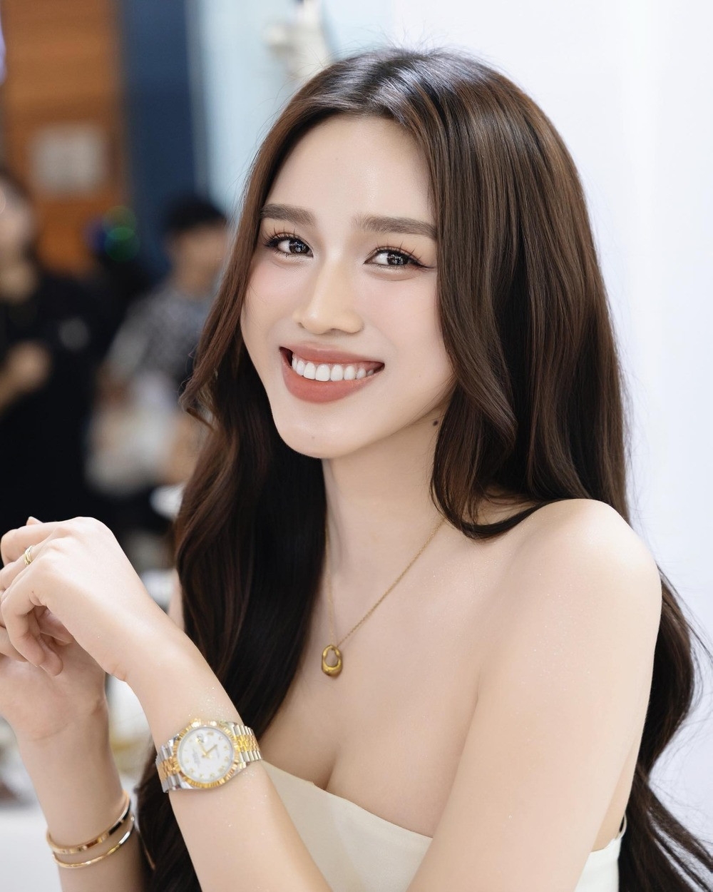 sao viet 10 1 hoa hau Do thi ha rang ro sau lay chong hinh anh 1