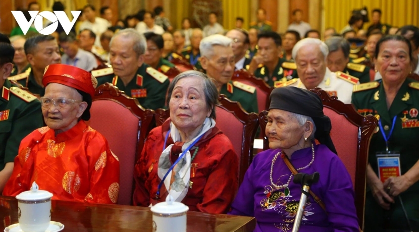 Tặng quà cho người có công với cách mạng nhân dịp Tết Nguyên đán Bính Ngọ 2026