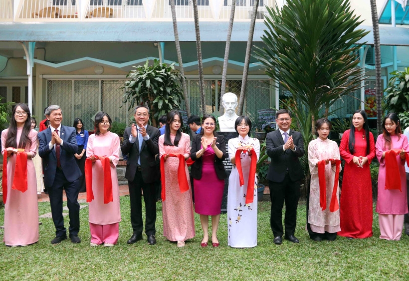 statue of cuban national hero jose marti inaugurated in ho chi minh city picture 1