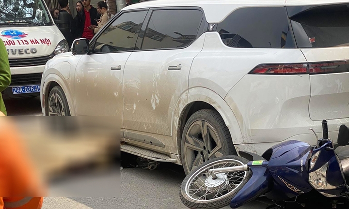 tam giu tai xe o to lui xe khien 2 phu nu thuong vong o ha noi hinh anh 1