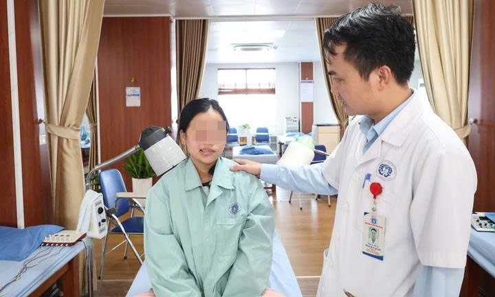 Dang khoe manh bong meo mieng, lech mat khi ngu day hinh anh 1