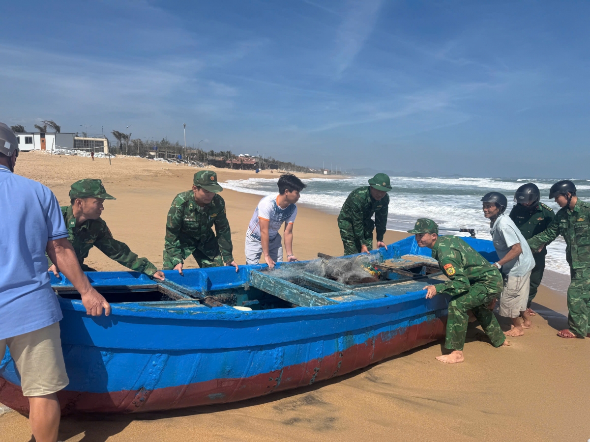 Tàu cá Đắk Lắk bị chìm cách bờ biển 300m, 1 người mất tích