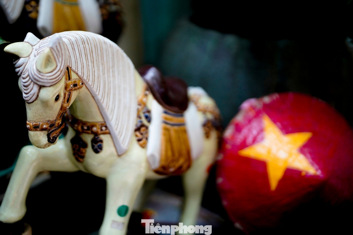 a closer look at a unique collection of ceramic horses for tet picture 11