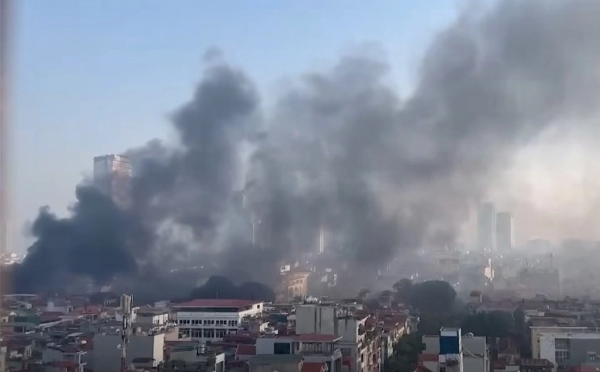 man rescued from seven-storey building fire on le loi street in hanoi picture 2