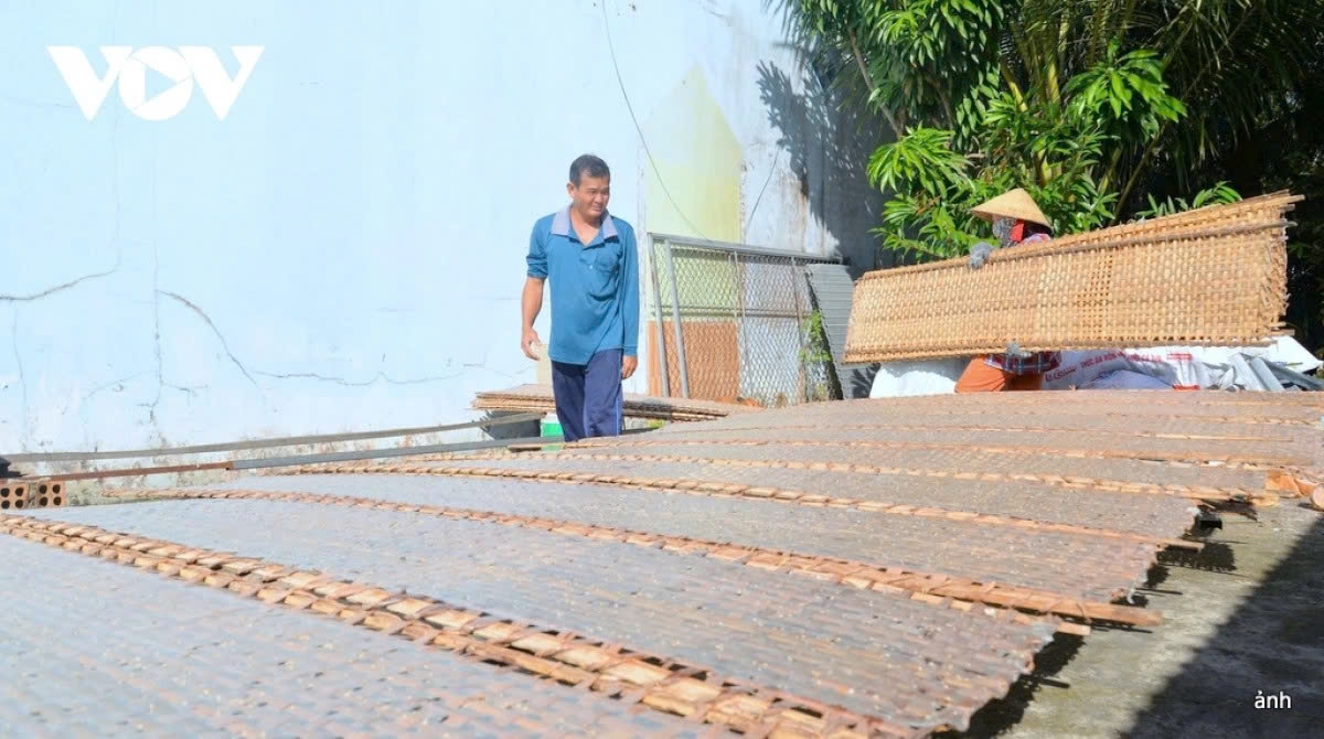 200-year-old rice paper village busy preparing for tet picture 6