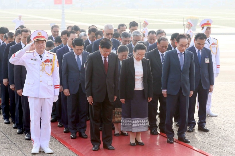Tổng Bí thư, Chủ tịch nước Lào vào Lăng viếng Chủ tịch Hồ Chí Minh