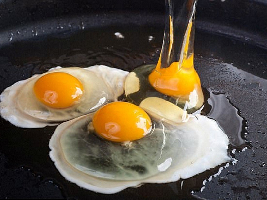 thay trung co nhung dau hieu nay, tuyet doi khong nen an keo ruoc hoa vao than hinh anh 1