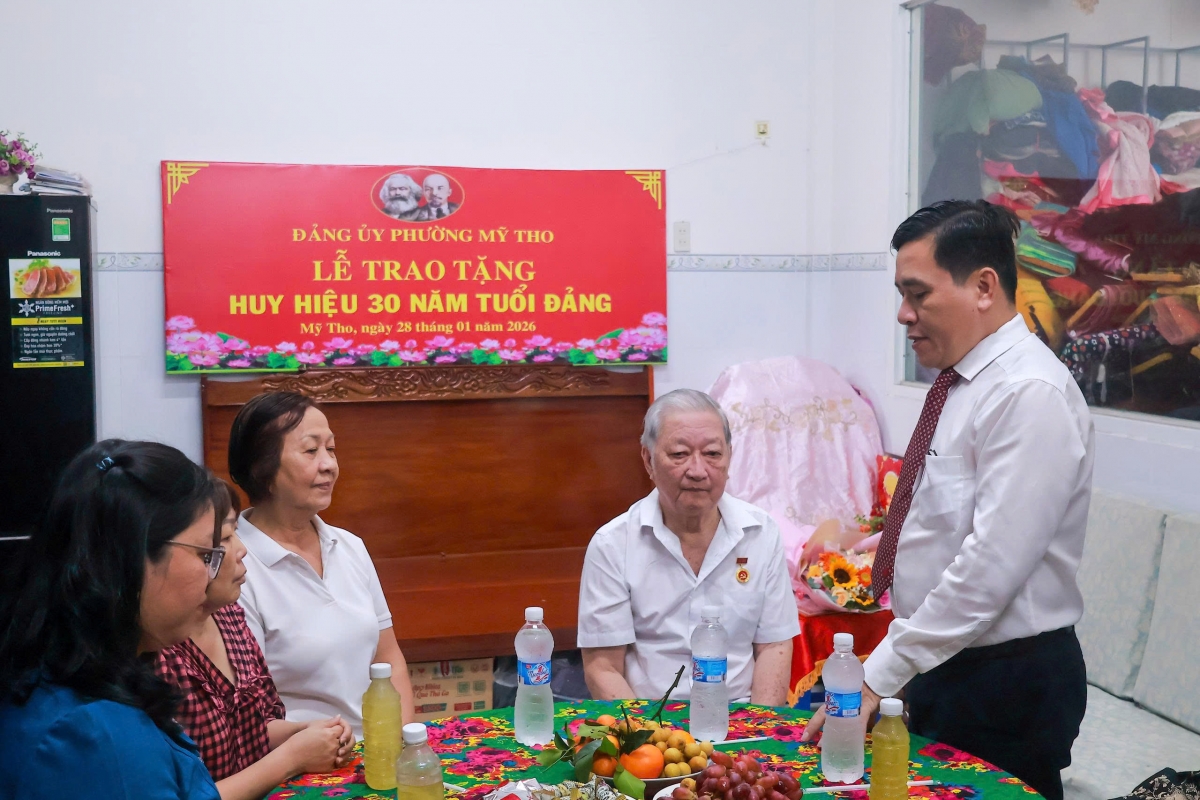 Đồng Tháp trao Huy hiệu Đảng cho đảng viên cao niên tiêu biểu