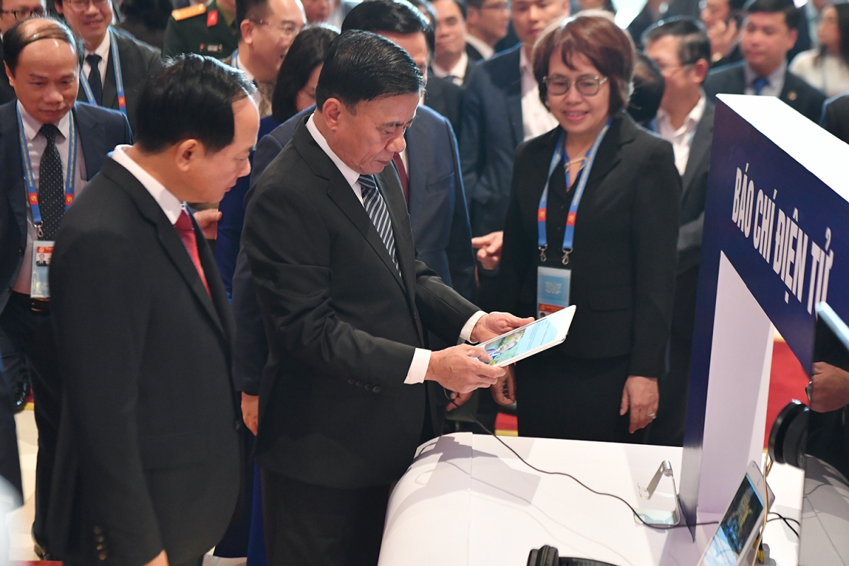 Lãnh đạo Đảng, Nhà nước tham quan triển lãm và lễ phát hành tem chào mừng Đại hội