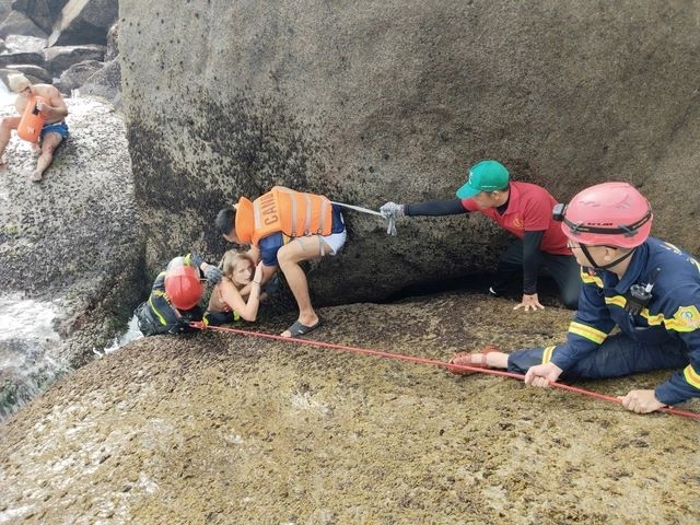 two foreign tourists rescued after being swept into rock crevice in dak lak picture 1