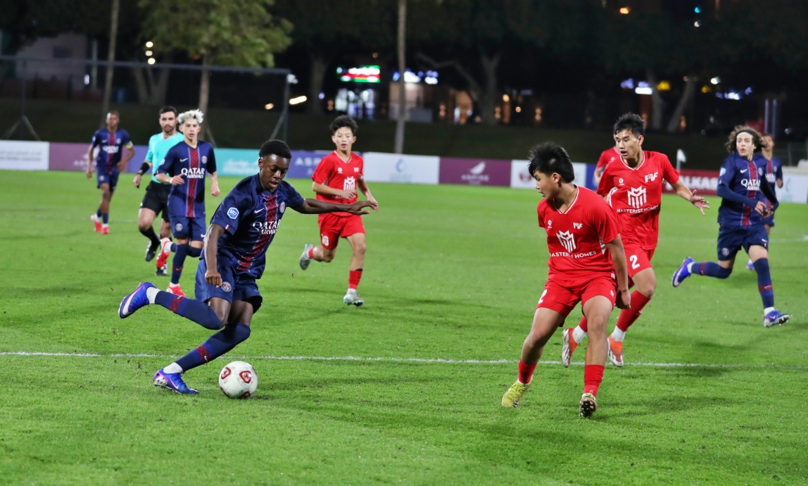 Dai dien bong da viet nam suyt tao dia chan truoc psg hinh anh 2