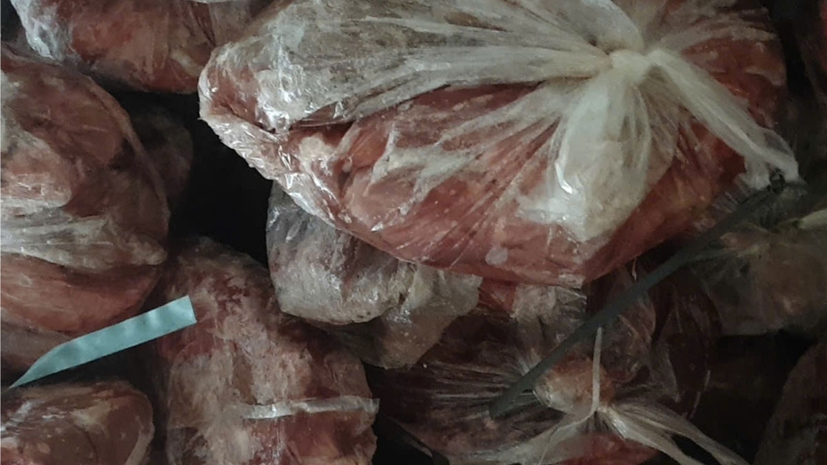 tieu huy 2 tan thit heo dang bien doi mau sac o tp.hcm hinh anh 1