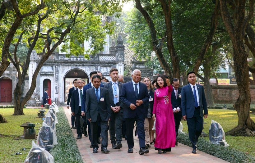 ec president visits temple of literature, hanoi s metro line project picture 1
