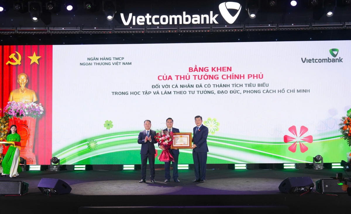 vietcombank khang dinh ban linh ngan hang tru cot, vuot thach thuc, kien tao hinh anh 2