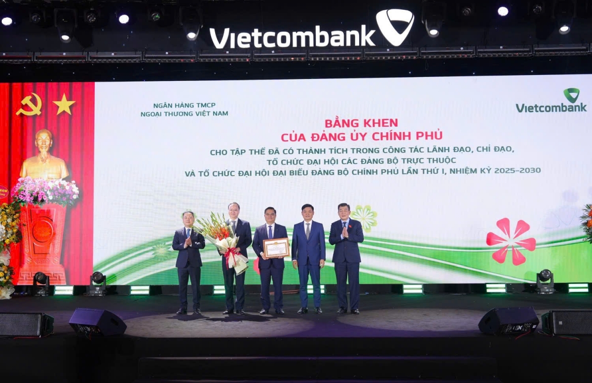 vietcombank khang dinh ban linh ngan hang tru cot, vuot thach thuc, kien tao hinh anh 3