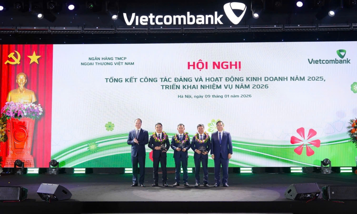 vietcombank khang dinh ban linh ngan hang tru cot, vuot thach thuc, kien tao hinh anh 5