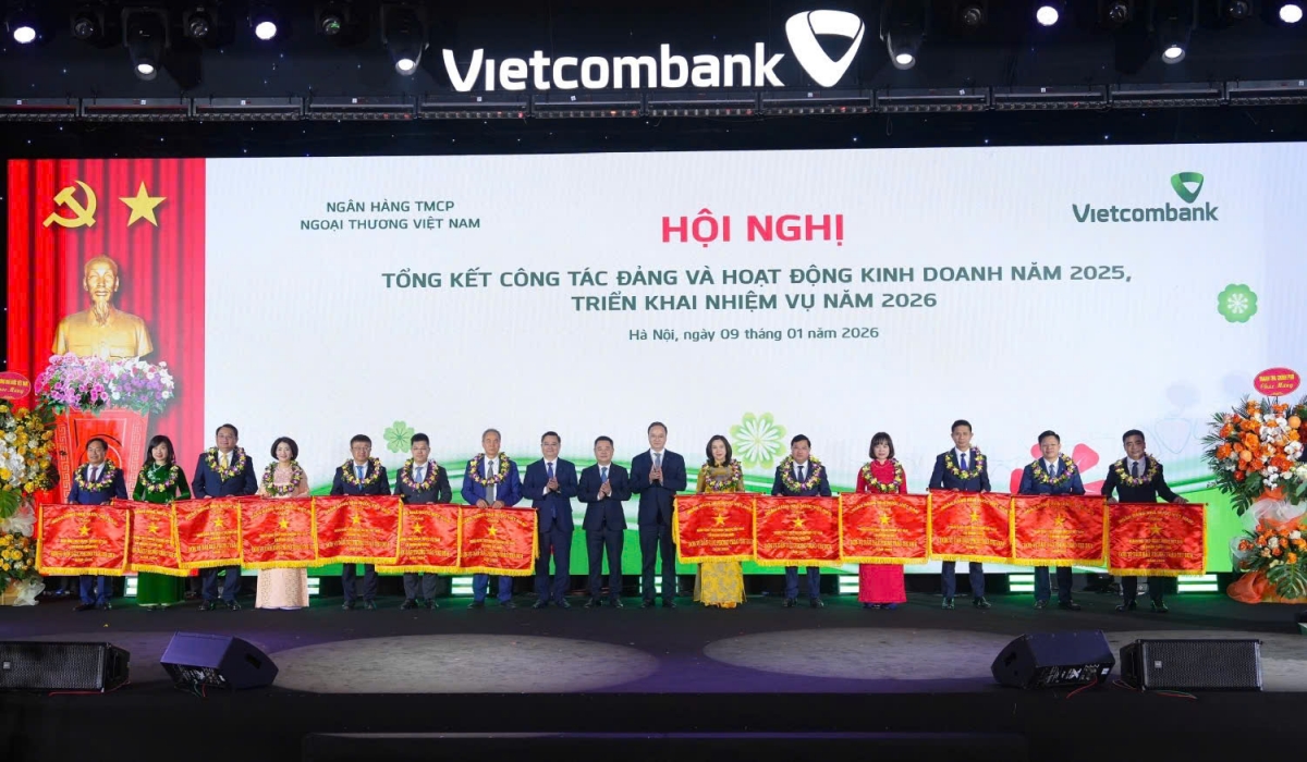 vietcombank khang dinh ban linh ngan hang tru cot, vuot thach thuc, kien tao hinh anh 4
