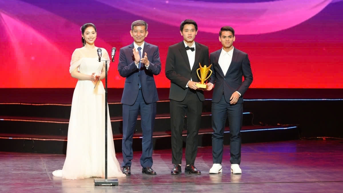 coach kim sang-sik and nguyen dinh bac honoured at victory cup awards picture 2