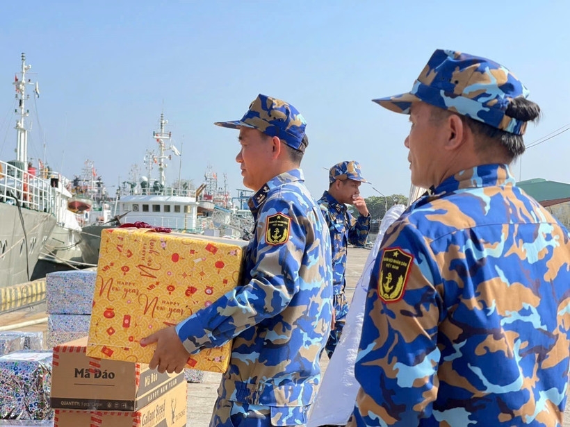 tet gifts to be presented to soldiers on dk1 platform, naval vessels picture 1