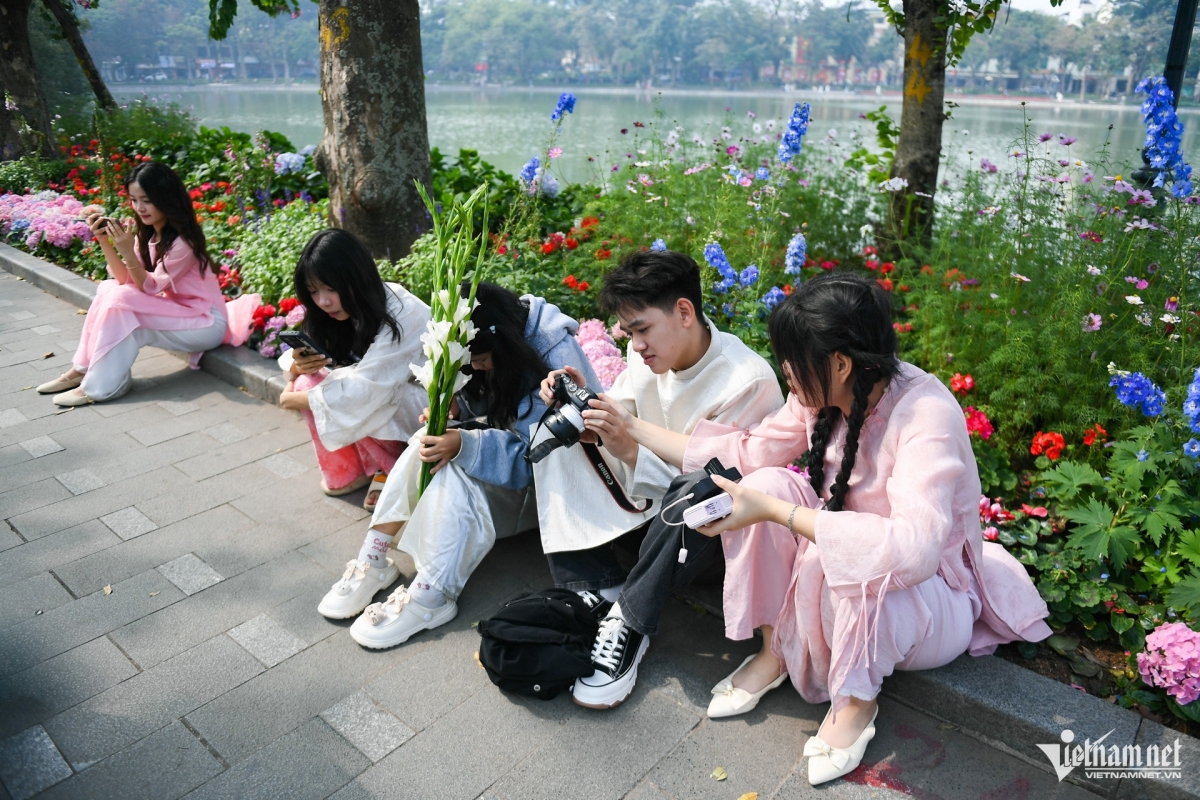 nang tho dung kin bo ho hoan kiem chup anh choi tet hinh anh 4