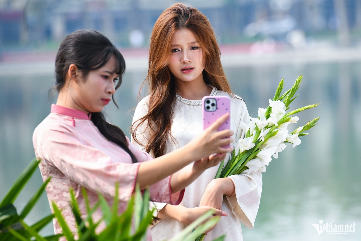  nang tho dung kin bo ho hoan kiem chup anh choi tet hinh anh 9