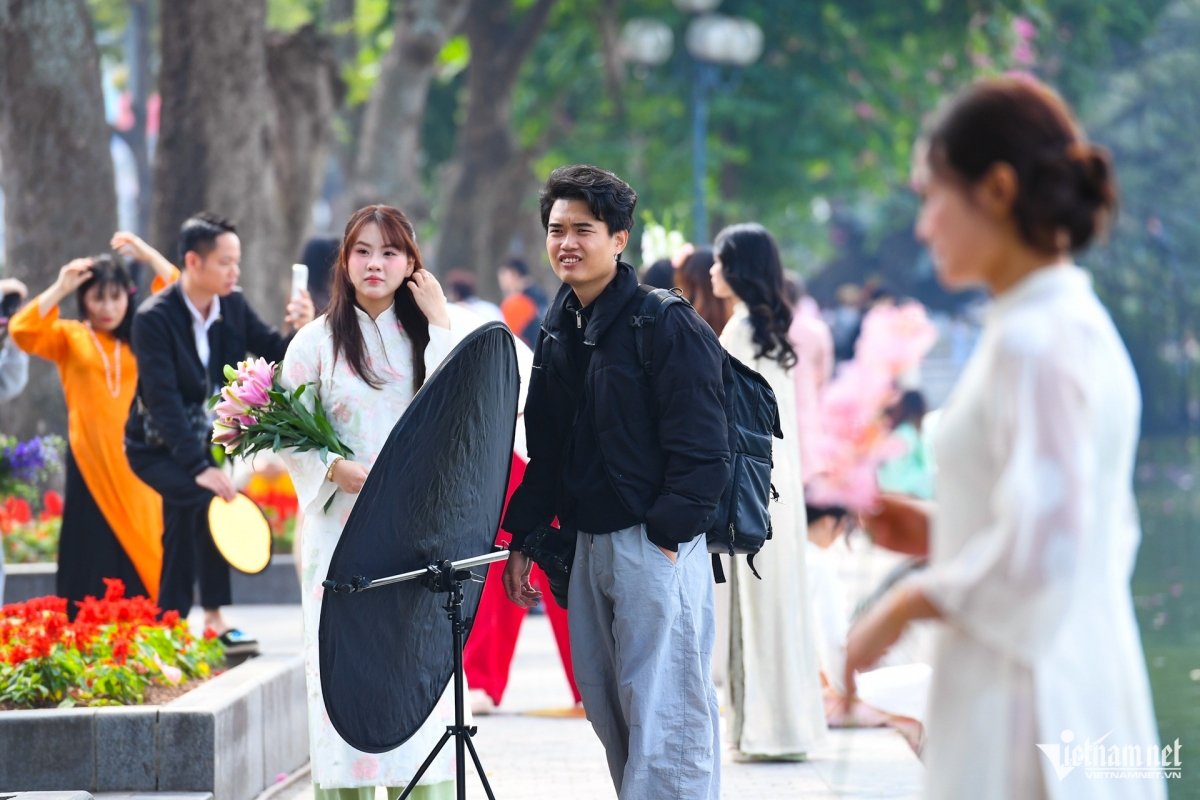  nang tho dung kin bo ho hoan kiem chup anh choi tet hinh anh 6