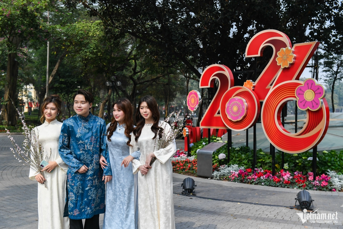 "Nàng thơ" đứng kín bờ hồ Hoàn Kiếm chụp ảnh chơi Tết