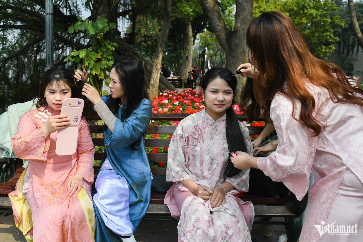  nang tho dung kin bo ho hoan kiem chup anh choi tet hinh anh 2