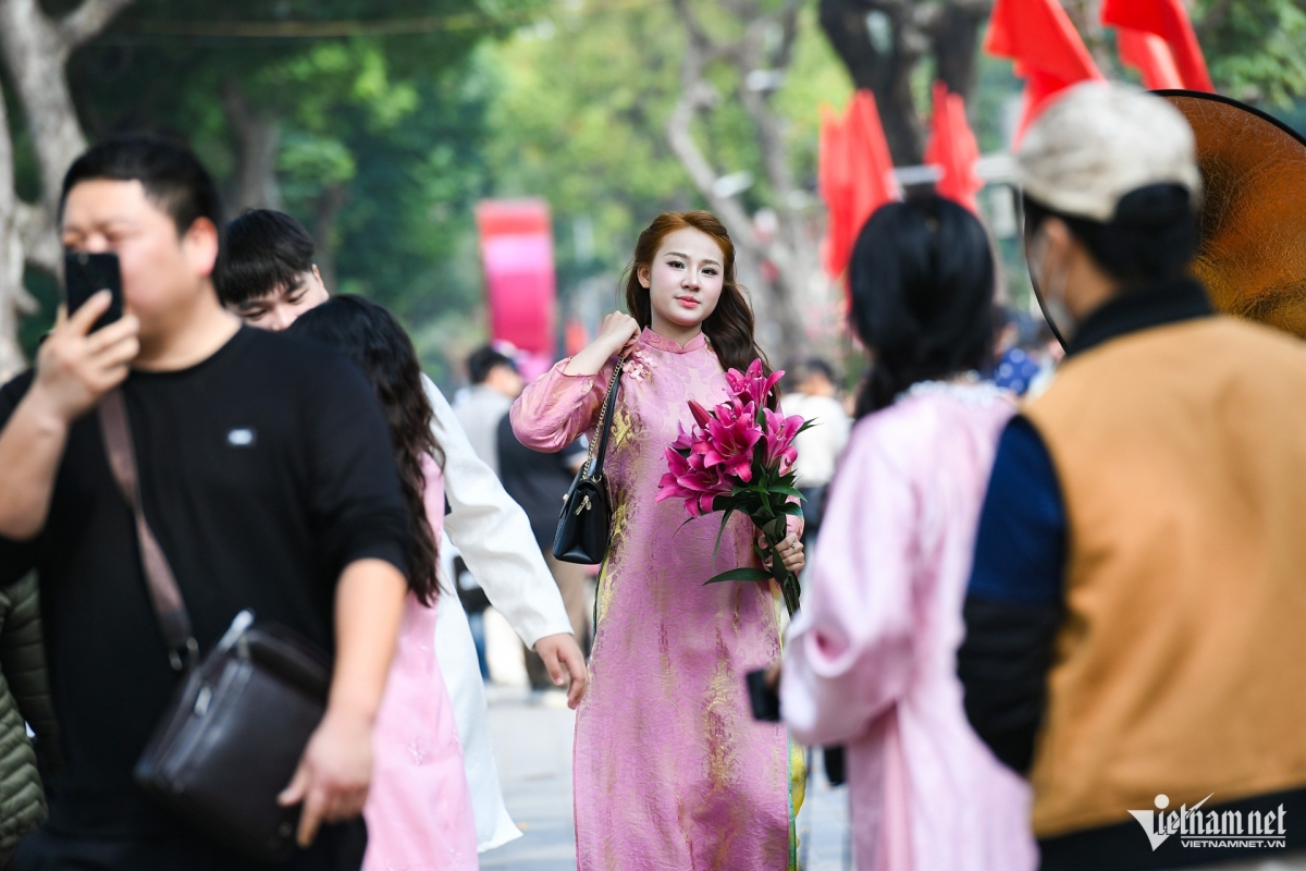  nang tho dung kin bo ho hoan kiem chup anh choi tet hinh anh 11