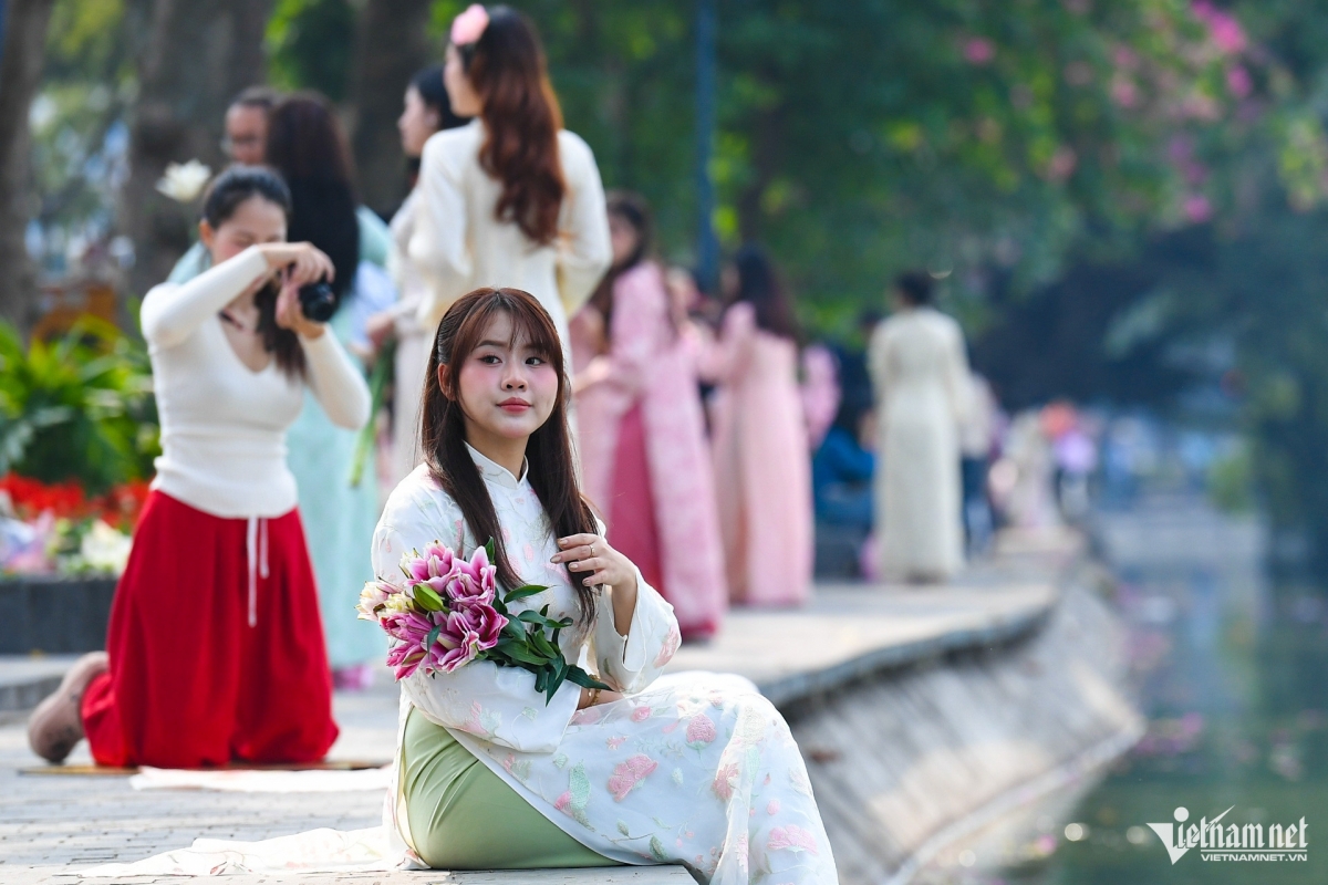  nang tho dung kin bo ho hoan kiem chup anh choi tet hinh anh 1