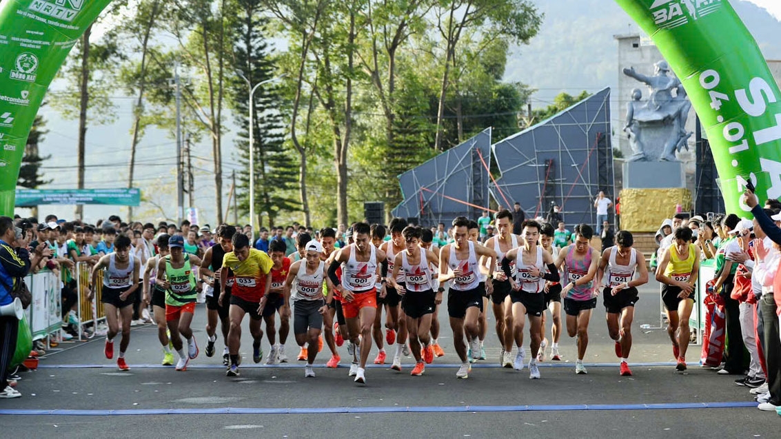 hoang nguyen thanh xac lap ky luc 10 lan doat ngoi vua leo nui ba ra hinh anh 1