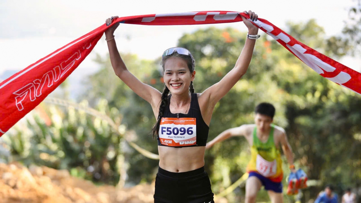 hoang nguyen thanh xac lap ky luc 10 lan doat ngoi vua leo nui ba ra hinh anh 3