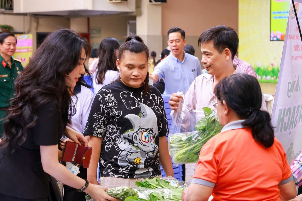 hoa hau phan hoang kim dep hien dai cung trang suc har hinh anh 1