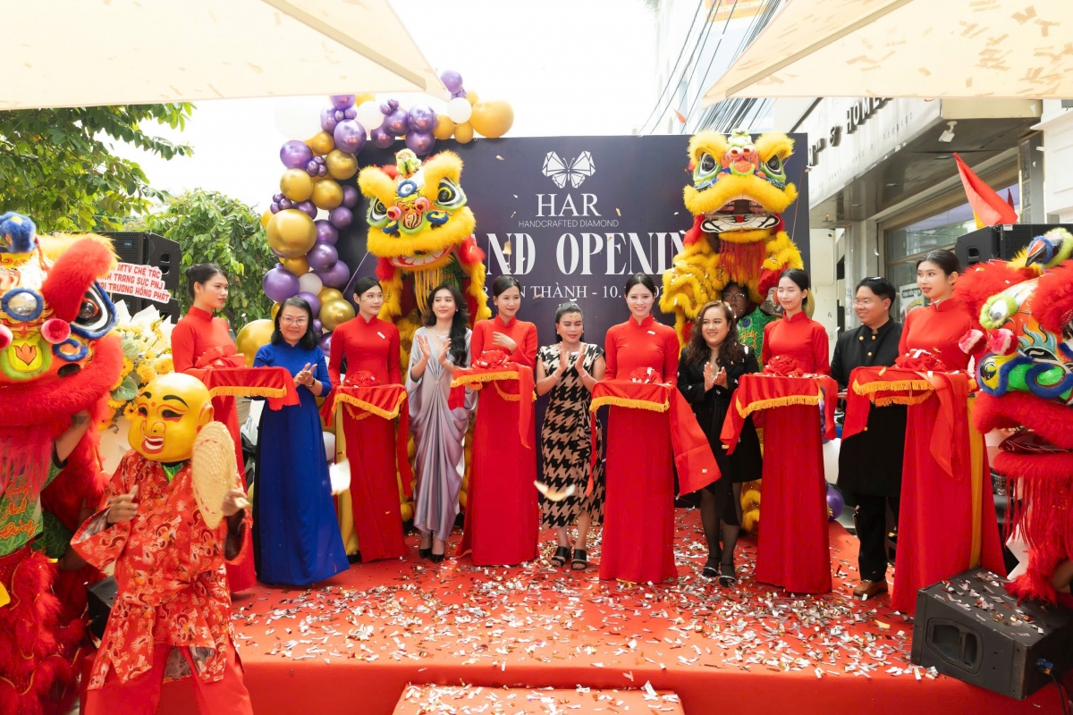 Hoa hậu Phan Hoàng Kim – đẹp hiện đại cùng trang sức HAR