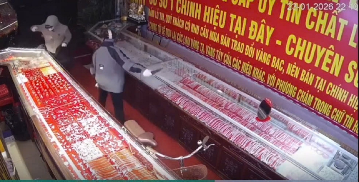 Táo tợn dùng dao cướp tiệm vàng rồi tẩu thoát ở Ninh Bình
