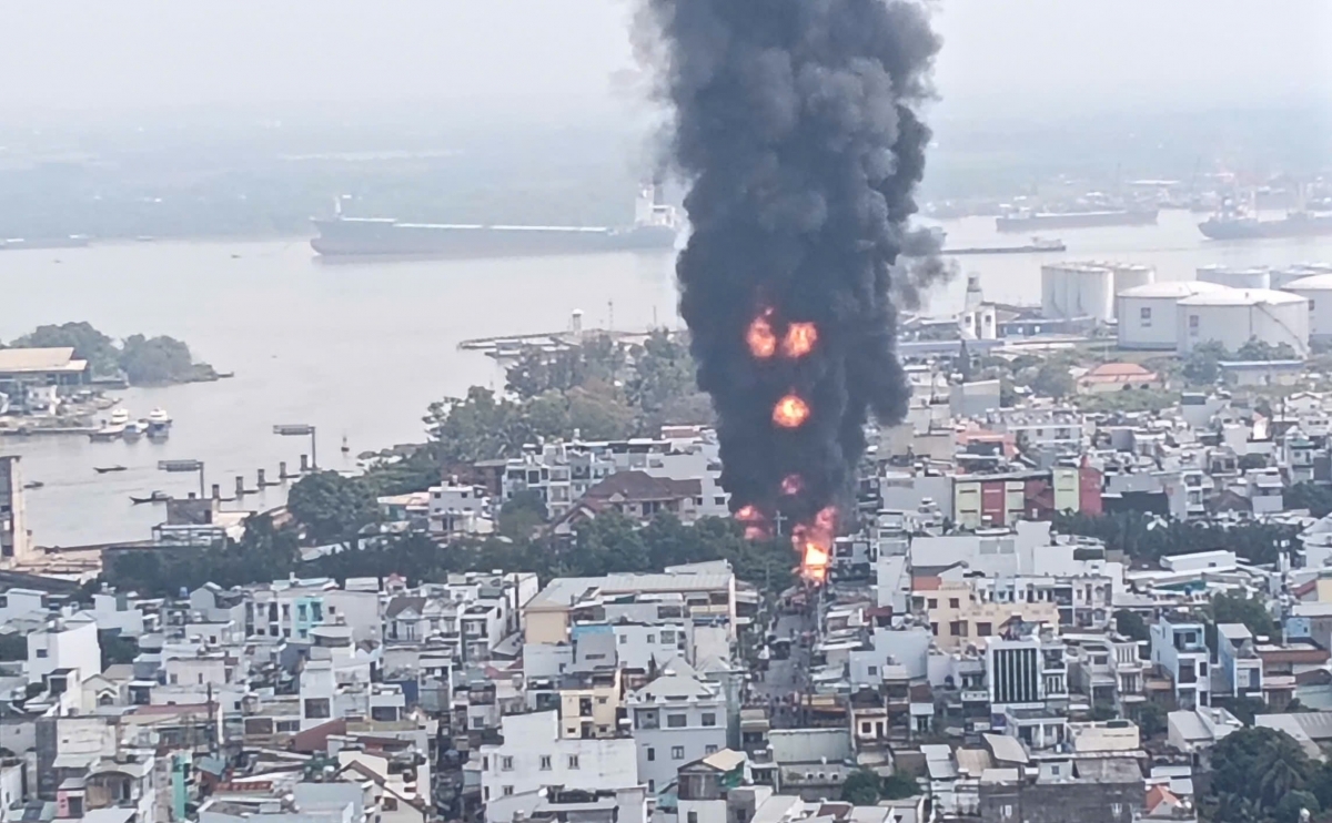 chay xe bon cho chat long o tp hcm, khoi den kem nhieu tieng no lon hinh anh 1