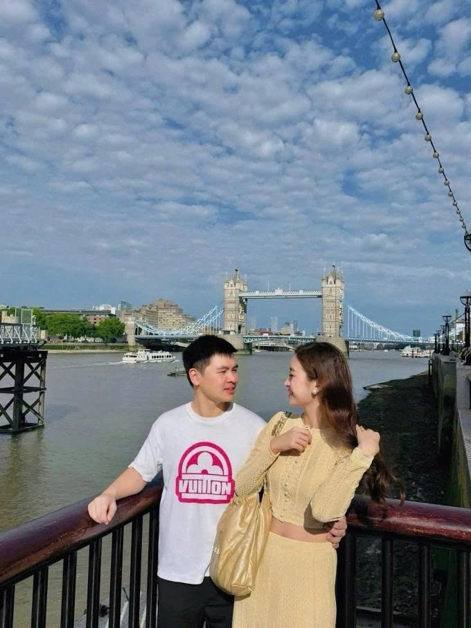 sao viet 30 1 Do my linh dien cay do hieu khi di du lich cung chong hinh anh 1