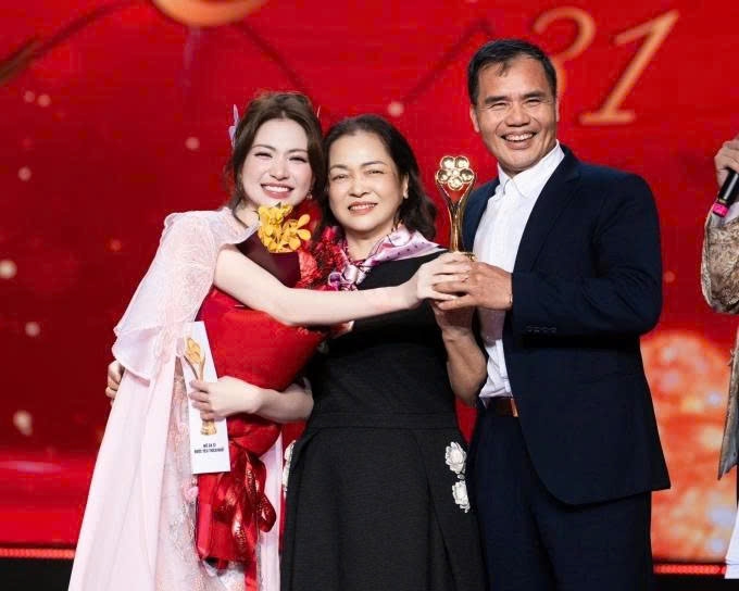 sao viet 31 1 dien vien huong giang tinh tu ben chong hon 11 tuoi hinh anh 2