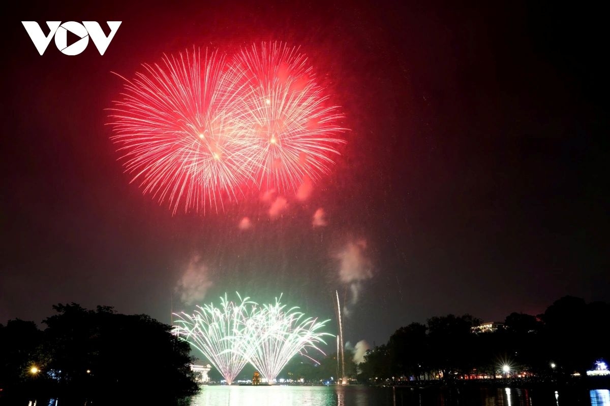 hanoi dazzles with fireworks display to ring in the lunar new year 2026 picture 1