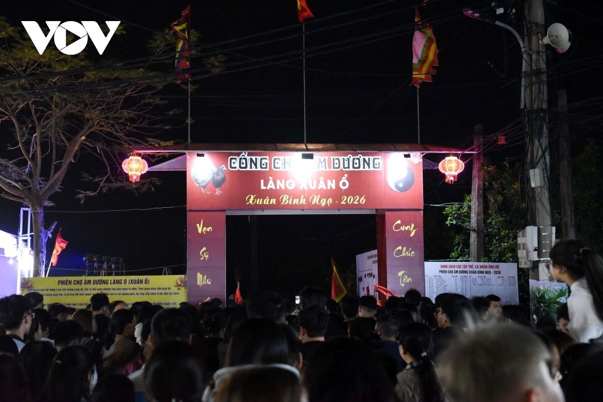 sea of people crowd to see yin-yang market at midnight picture 1