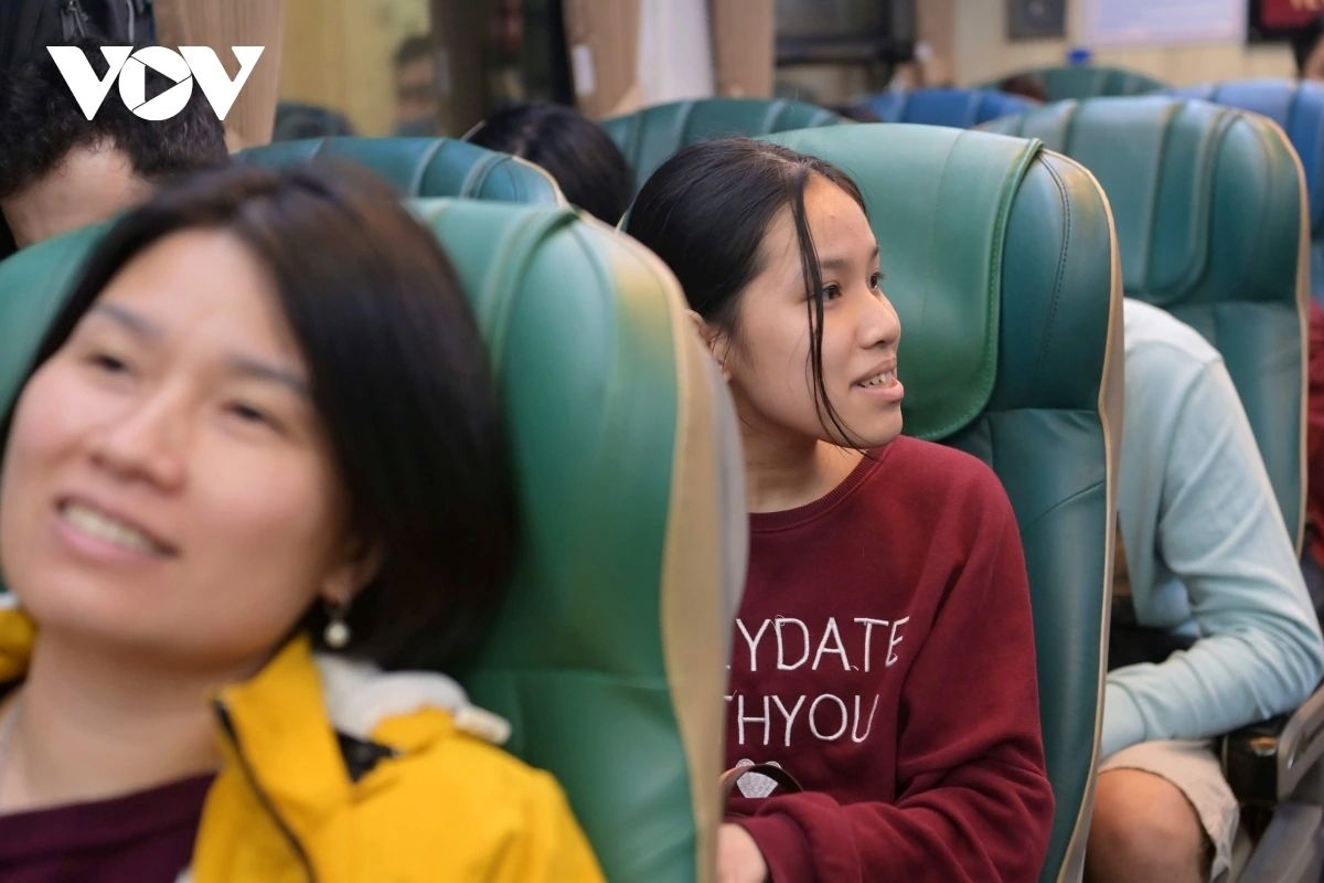 happiness train rolls through lunar new year s eve, carrying reunion hopes picture 9