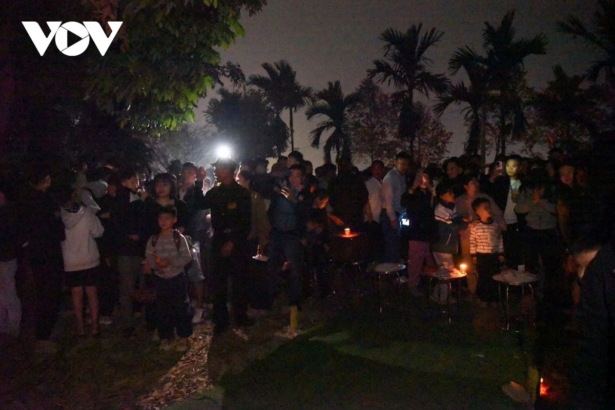 sea of people crowd to see yin-yang market at midnight picture 10