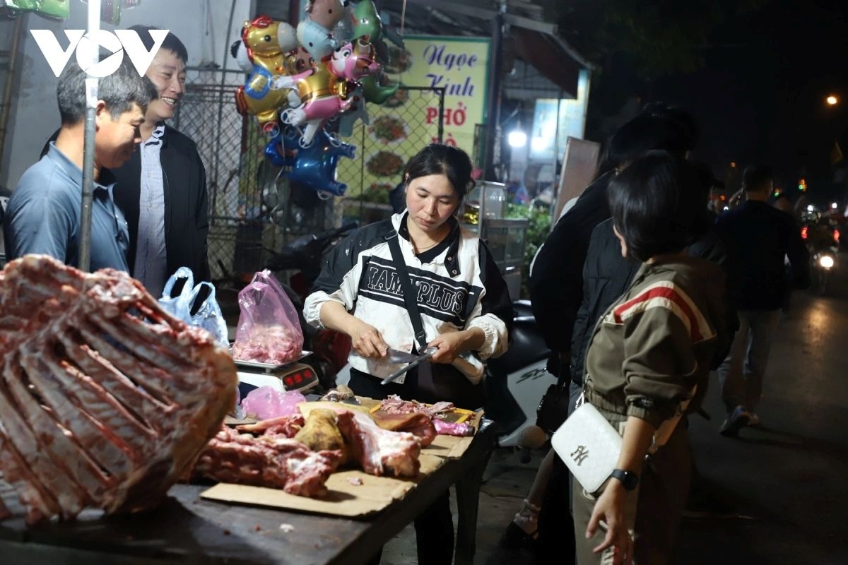 thousands flock to once-a-year vieng market for overnight spring fair picture 10