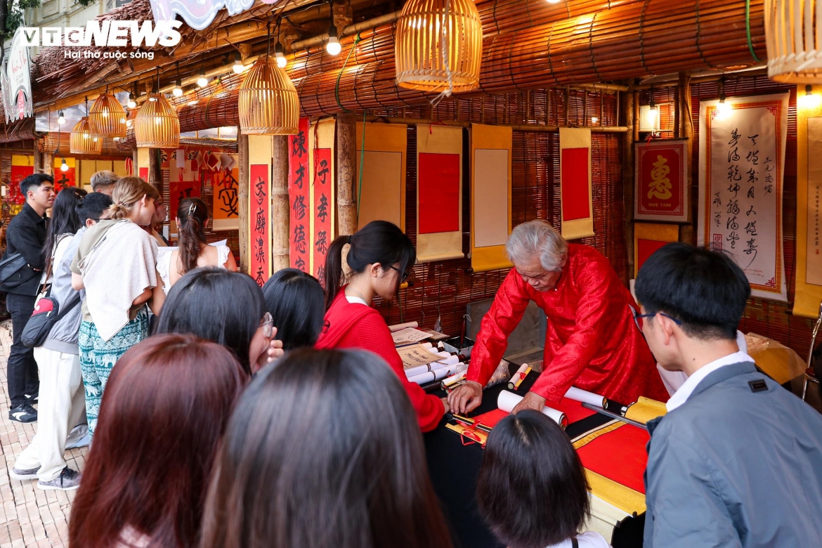 nguoi dan nuom nuop do ve van mieu xin chu dau nam hinh anh 10