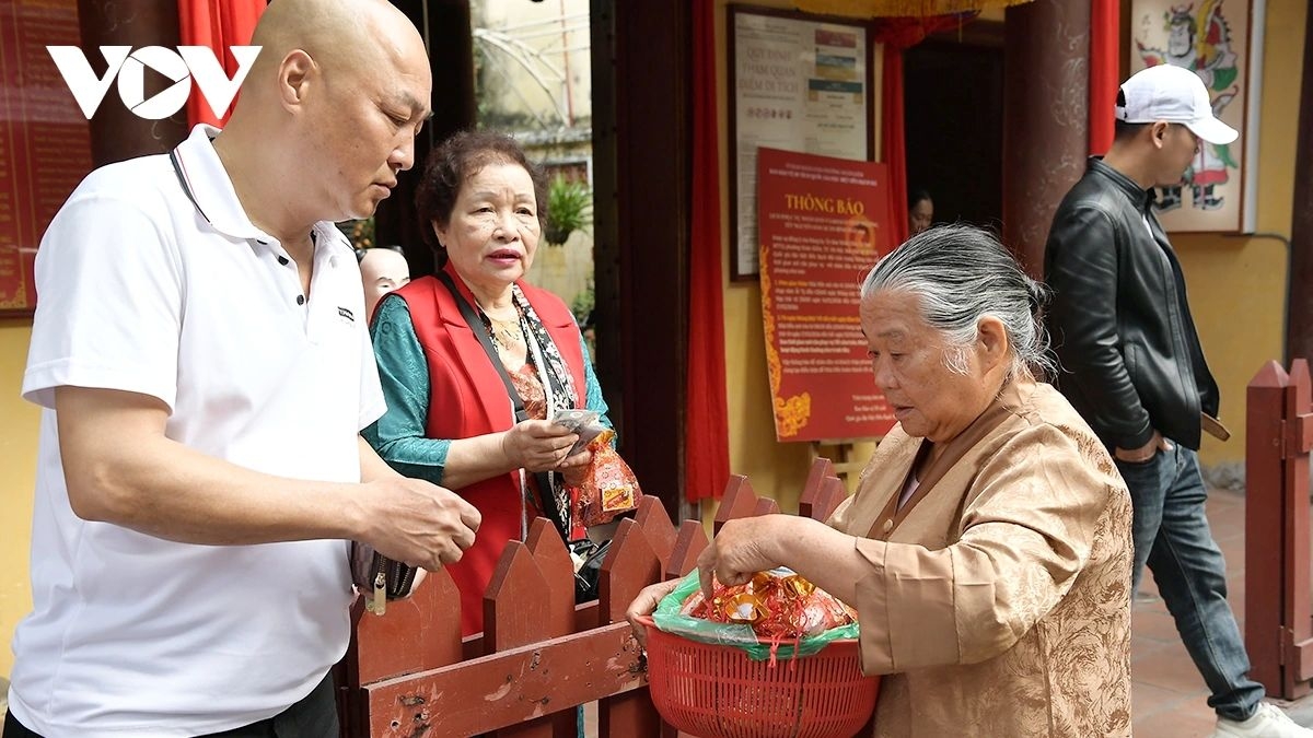 new year rituals hanoians seek blessings at thang long s four sacred temples picture 11