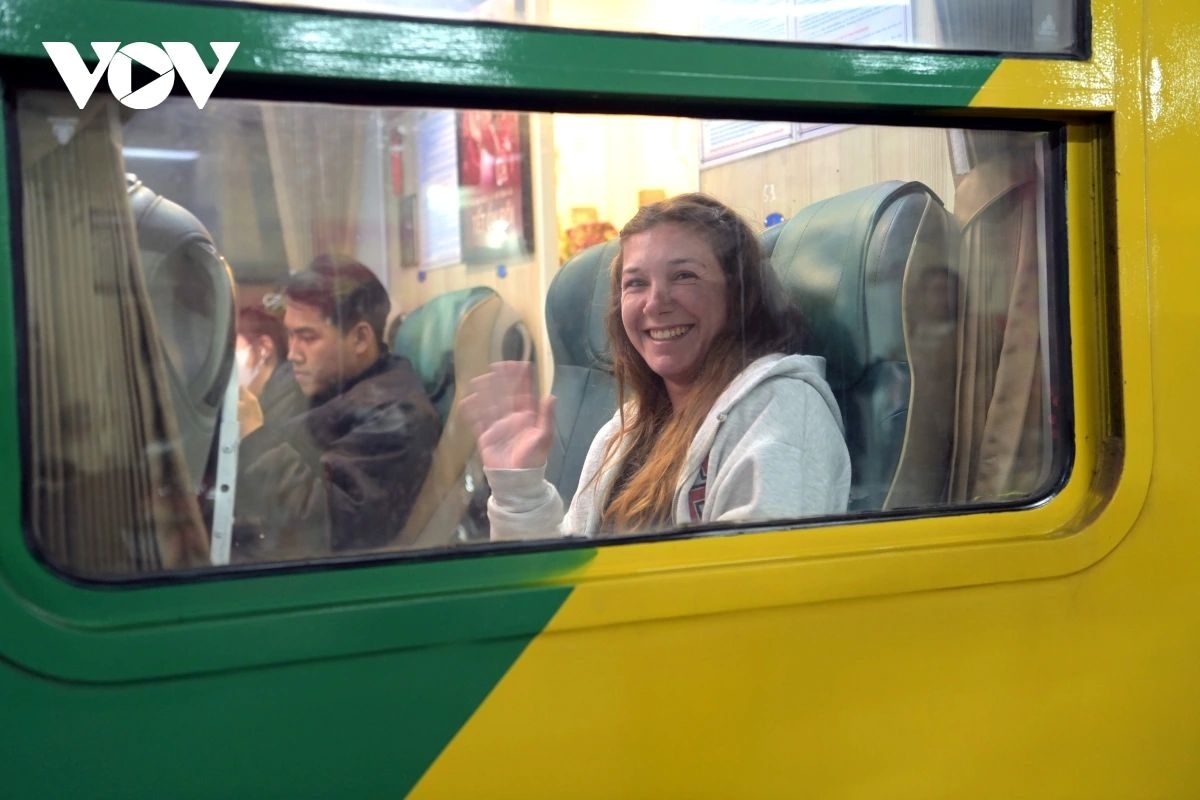 happiness train rolls through lunar new year s eve, carrying reunion hopes picture 10