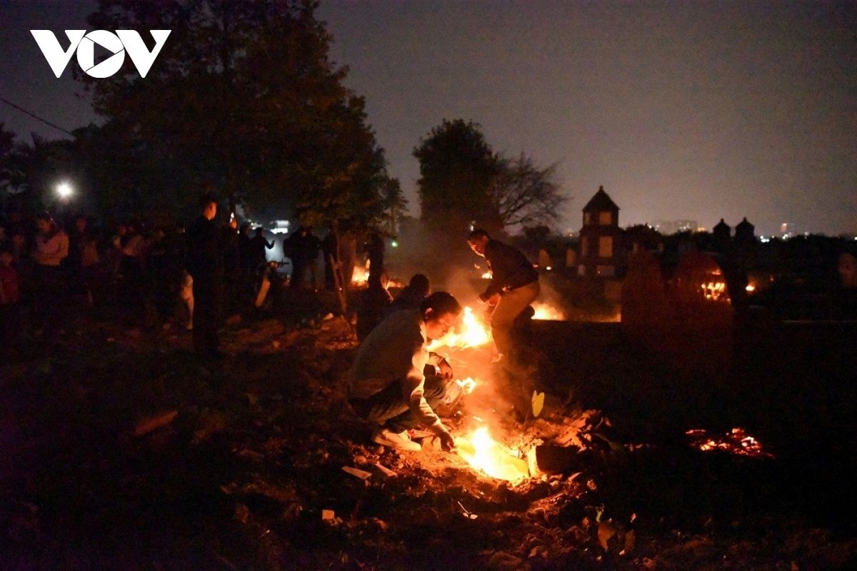 sea of people crowd to see yin-yang market at midnight picture 11