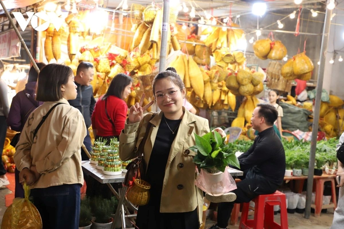 thousands flock to once-a-year vieng market for overnight spring fair picture 11