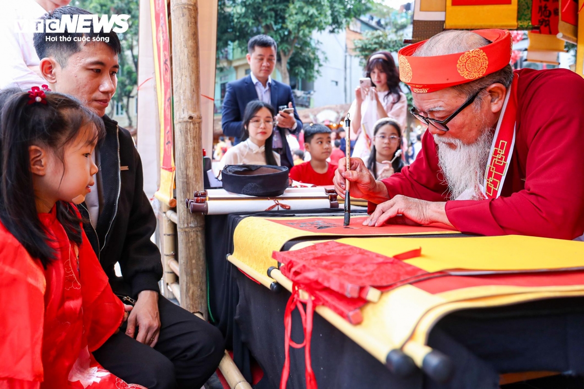 Người dân nườm nượp đổ về Văn Miếu xin chữ đầu năm